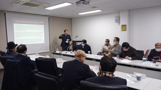 서정건 경희대 교수가 안민정책포럼(이사장 박병원)이 20일 서울 삼일로 안민정책포럼 강연장에서 주최한 조찬세미나에서 '2020 미국대선 분석과 미국외교 전망'이란 주제발표를 하고 있다.    안민정책포럼 제공